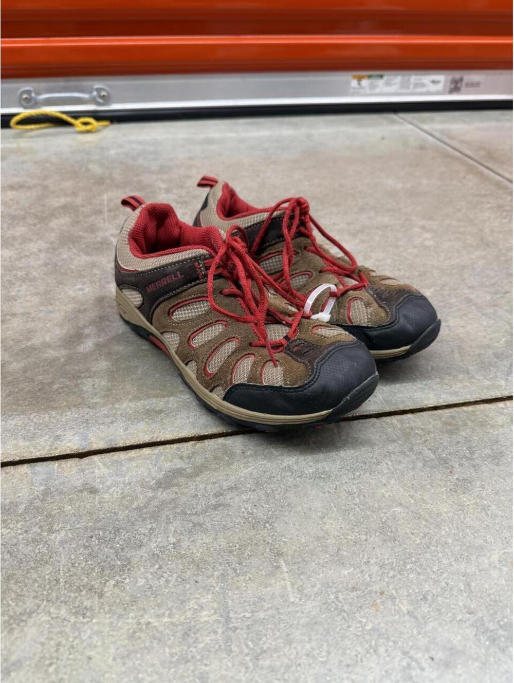 merrell chameleon low lace up hiking shoes size 6 YOUTH